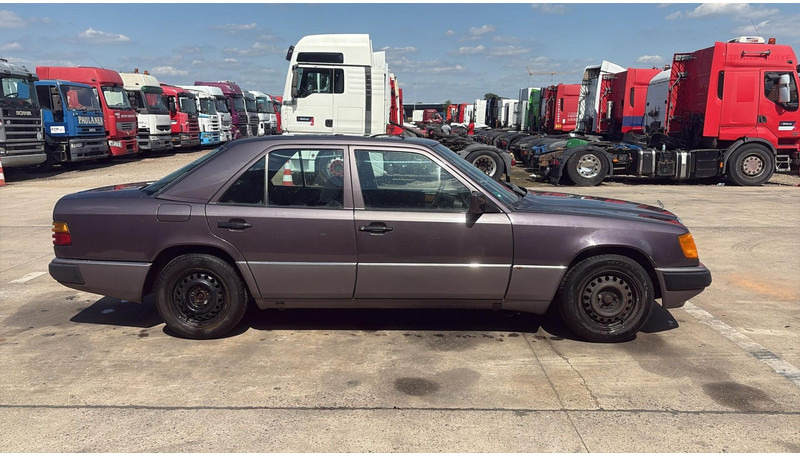 Mercedes-Benz E-Klasse 200 (GERMAN CAR / VOITURE D'ALLEMAGNE / ESSENCE / PETROL / MANUAL) - Sedan: picture 4 Mercedes-Benz E-Klasse 200 (GERMAN CAR / VOITURE D'ALLEMAGNE / ESSENCE / PETROL / MANUAL) - Sedan: picture 4