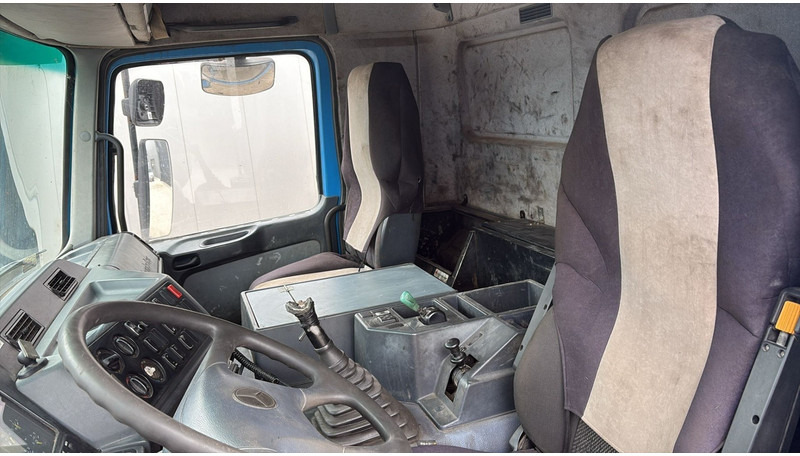 Tipper Mercedes-Benz actros 3340 (6X6 / BOITE MANUELLE /MANUAL GEARBOX / 3 PONTS / V6 / MP1): picture 18