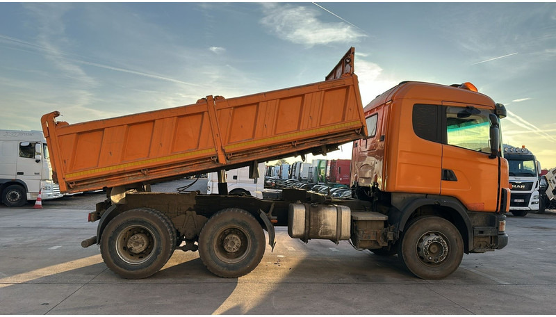 Scania 144-460 (BIG AXLE / GRAND PONT / LAMES / STEEL SUSP. / MANUAL GEARBOX / BOITE MANUELLE) - Tipper: picture 4 Scania 144-460 (BIG AXLE / GRAND PONT / LAMES / STEEL SUSP. / MANUAL GEARBOX / BOITE MANUELLE) - Tipper: picture 4