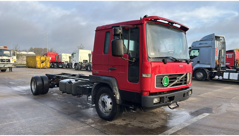 Volvo FL 220 (MANUAL GEARBOX / BOITE MANUELLE) - Cab chassis truck: picture 3 Volvo FL 220 (MANUAL GEARBOX / BOITE MANUELLE) - Cab chassis truck: picture 3