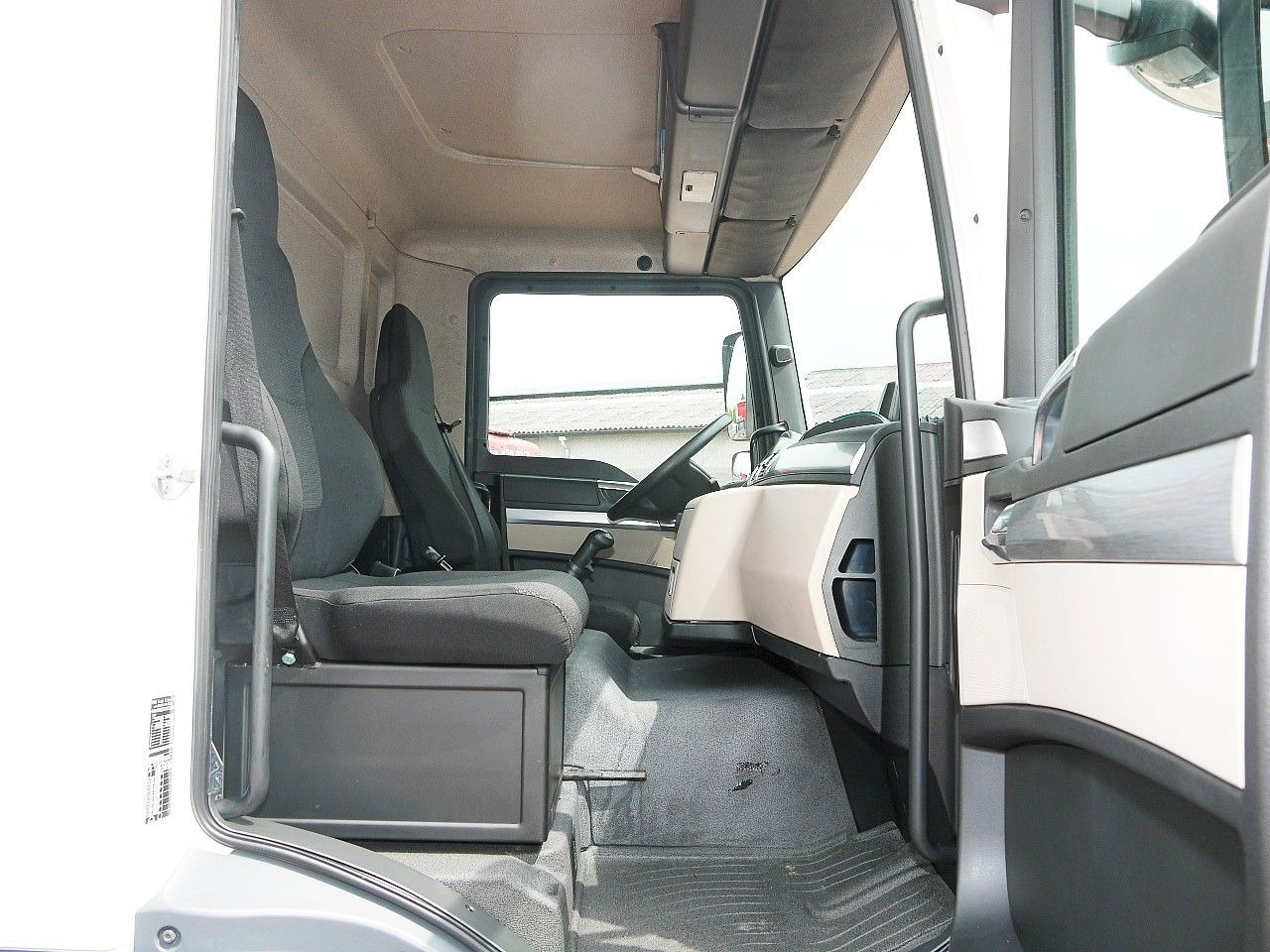 Refrigerator truck MAN TGM 18.250 KUHLKOFFER THERMOKING V800 MT A/C: picture 13 Refrigerator truck MAN TGM 18.250 KUHLKOFFER THERMOKING V800 MT A/C: picture 13