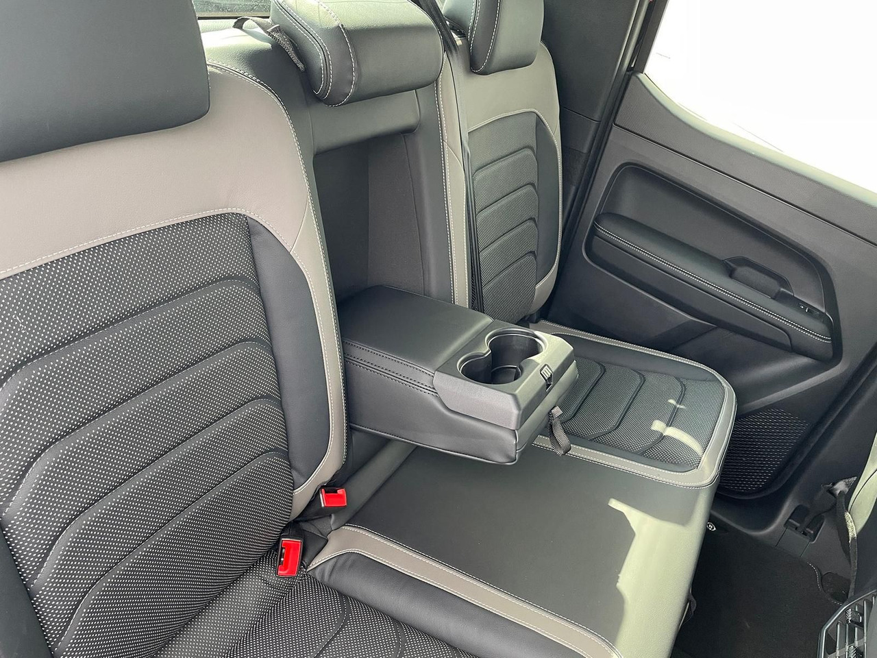 Pickup truck Volkswagen Amarok 3.0 V6 TDI Aventura DOKA 4M LEDER AHK: picture 12