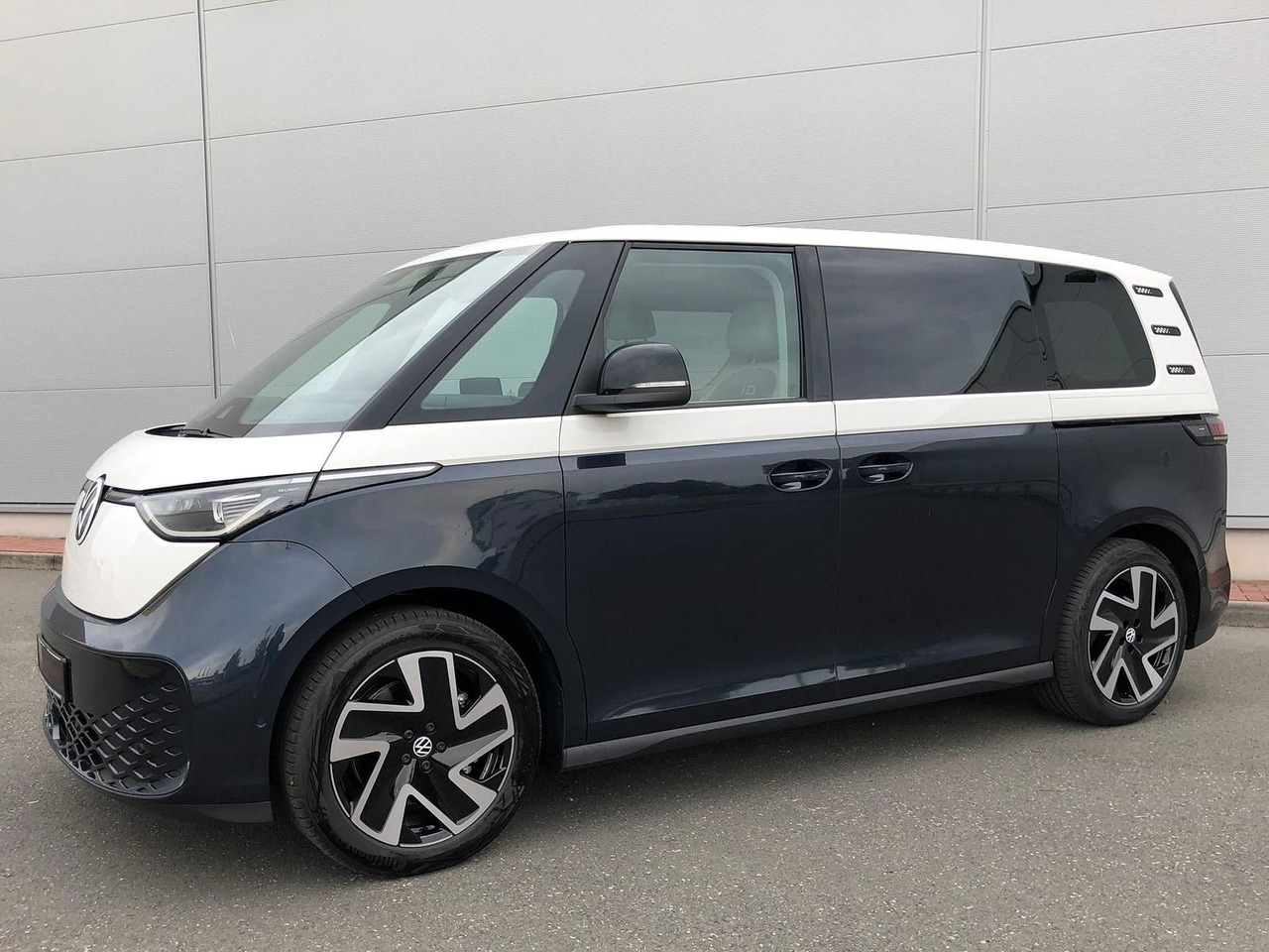 Volkswagen ID. Buzz 150 kW Pro AHK ACC MATRIX LED KEYLESS - Passenger van, Electric van: picture 1 Volkswagen ID. Buzz 150 kW Pro AHK ACC MATRIX LED KEYLESS - Passenger van, Electric van: picture 1