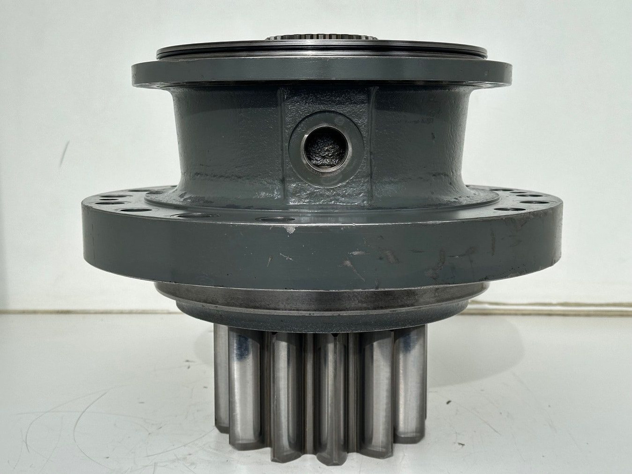 Liebherr Abtriebswellengehäuse ID-Nr.90013701 mit Abtriebswelle ID-Nr.90214087. SAT275A290. R922 LC-1486. R924 LC-1487. #0871#0876# - Transmission for Construction machinery: picture 1 Liebherr Abtriebswellengehäuse ID-Nr.90013701 mit Abtriebswelle ID-Nr.90214087. SAT275A290. R922 LC-1486. R924 LC-1487. #0871#0876# - Transmission for Construction machinery: picture 1