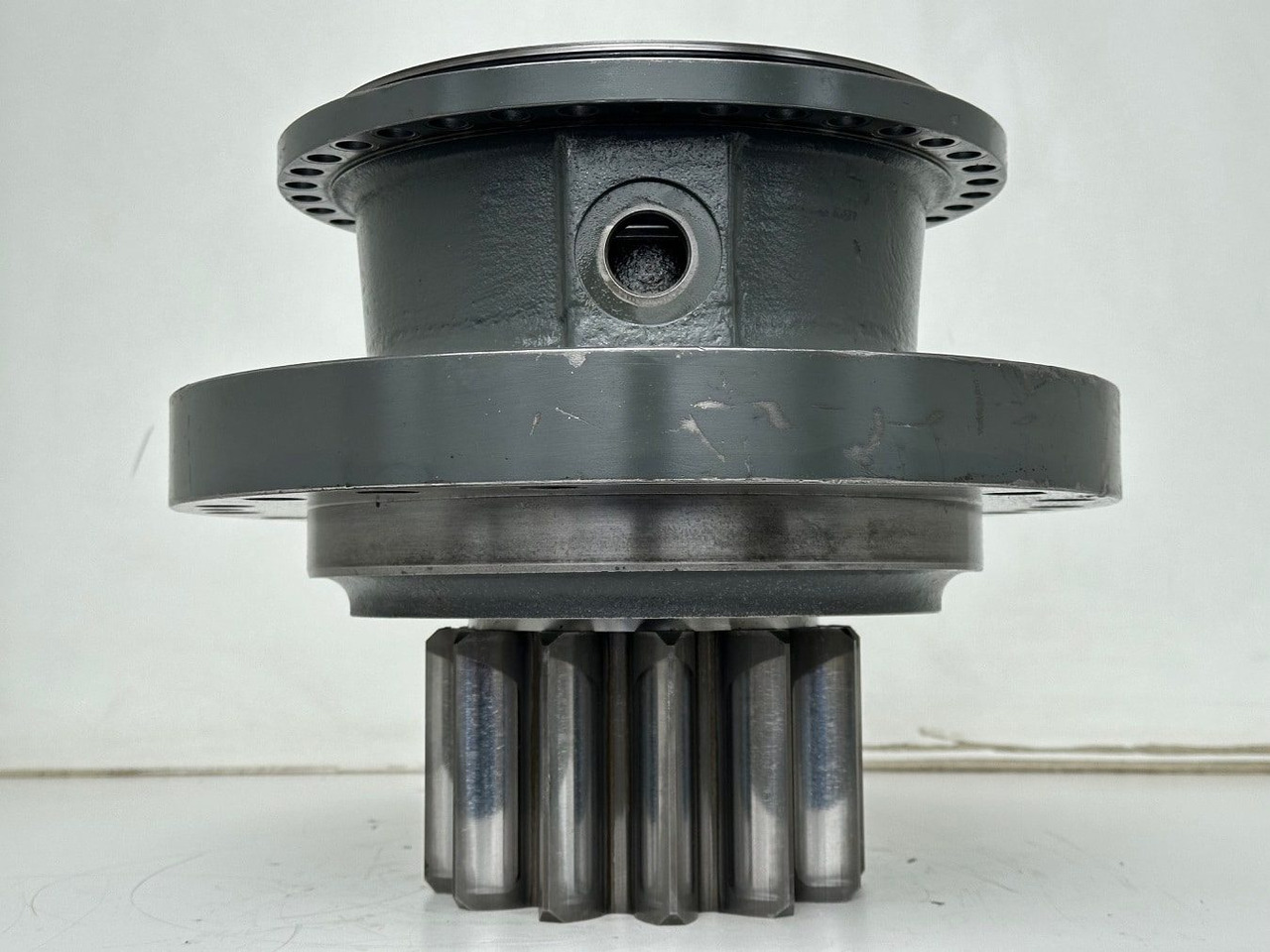 Liebherr Abtriebswellengehäuse ID-Nr.90013701 mit Abtriebswelle ID-Nr.90214087. SAT275A290. R922 LC-1486. R924 LC-1487. #0871#0876# - Transmission for Construction machinery: picture 2 Liebherr Abtriebswellengehäuse ID-Nr.90013701 mit Abtriebswelle ID-Nr.90214087. SAT275A290. R922 LC-1486. R924 LC-1487. #0871#0876# - Transmission for Construction machinery: picture 2