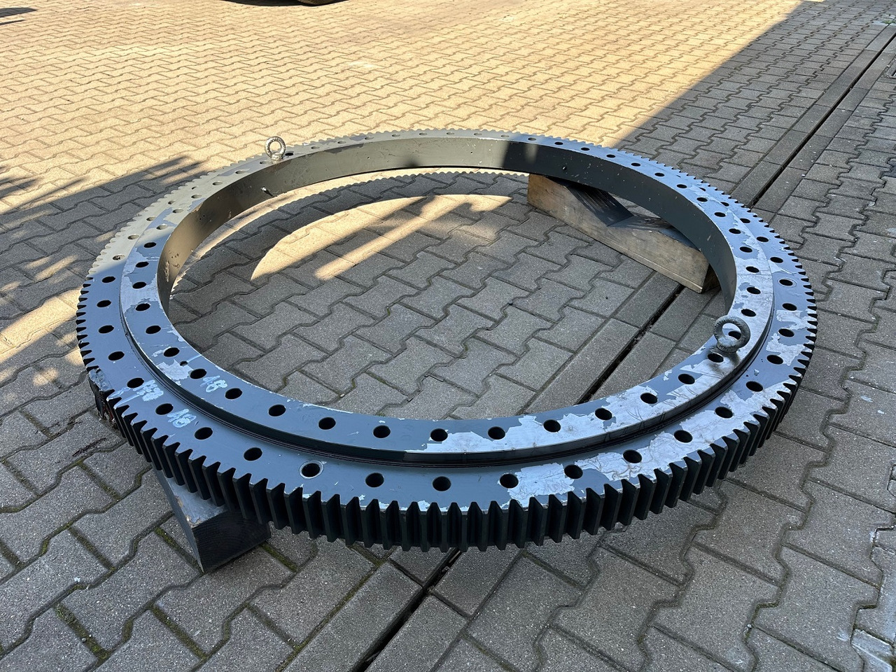 Liebherr Drehkranz - Kugeldrehverbindung Typ:KUD138 VA 002.  ID-Nr.982757001.  #159.10118# - Slewing ring for Construction machinery: picture 1 Liebherr Drehkranz - Kugeldrehverbindung Typ:KUD138 VA 002.  ID-Nr.982757001.  #159.10118# - Slewing ring for Construction machinery: picture 1