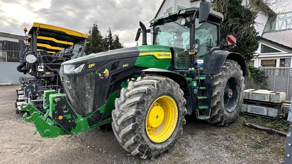 John Deere 8R 340 - Farm tractor: picture 1 John Deere 8R 340 - Farm tractor: picture 1