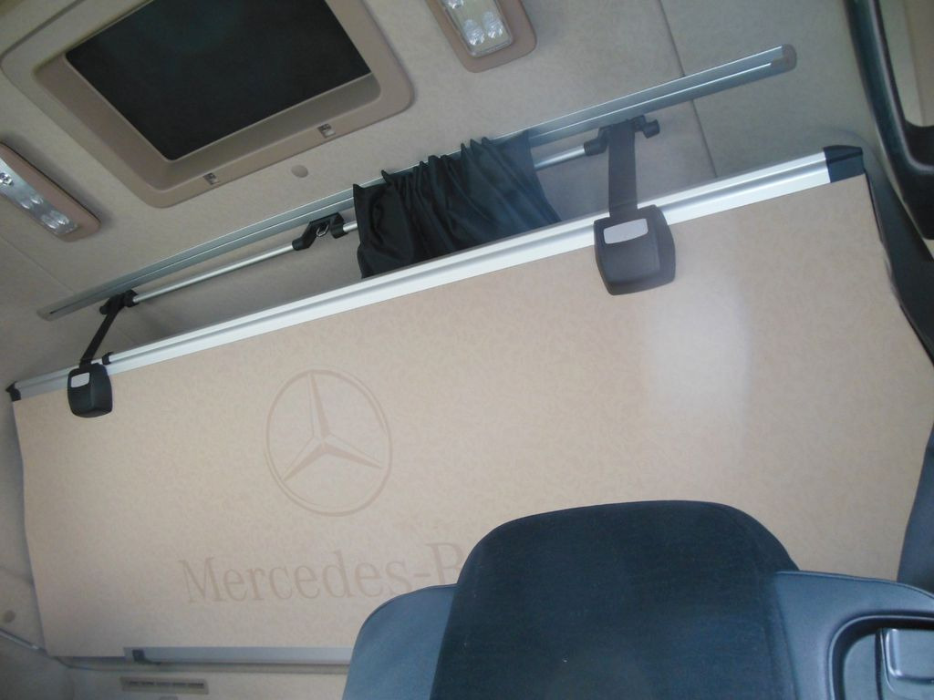 Tractor unit Mercedes-Benz 1848 ACTROS, LOWDECK, GIGA SPACE, STANDKLIMA Mercedes-Benz 1848 ACTROS, LOWDECK, GIGA SPACE, STANDKLIMA: picture 9 Tractor unit Mercedes-Benz 1848 ACTROS, LOWDECK, GIGA SPACE, STANDKLIMA Mercedes-Benz 1848 ACTROS, LOWDECK, GIGA SPACE, STANDKLIMA: picture 9