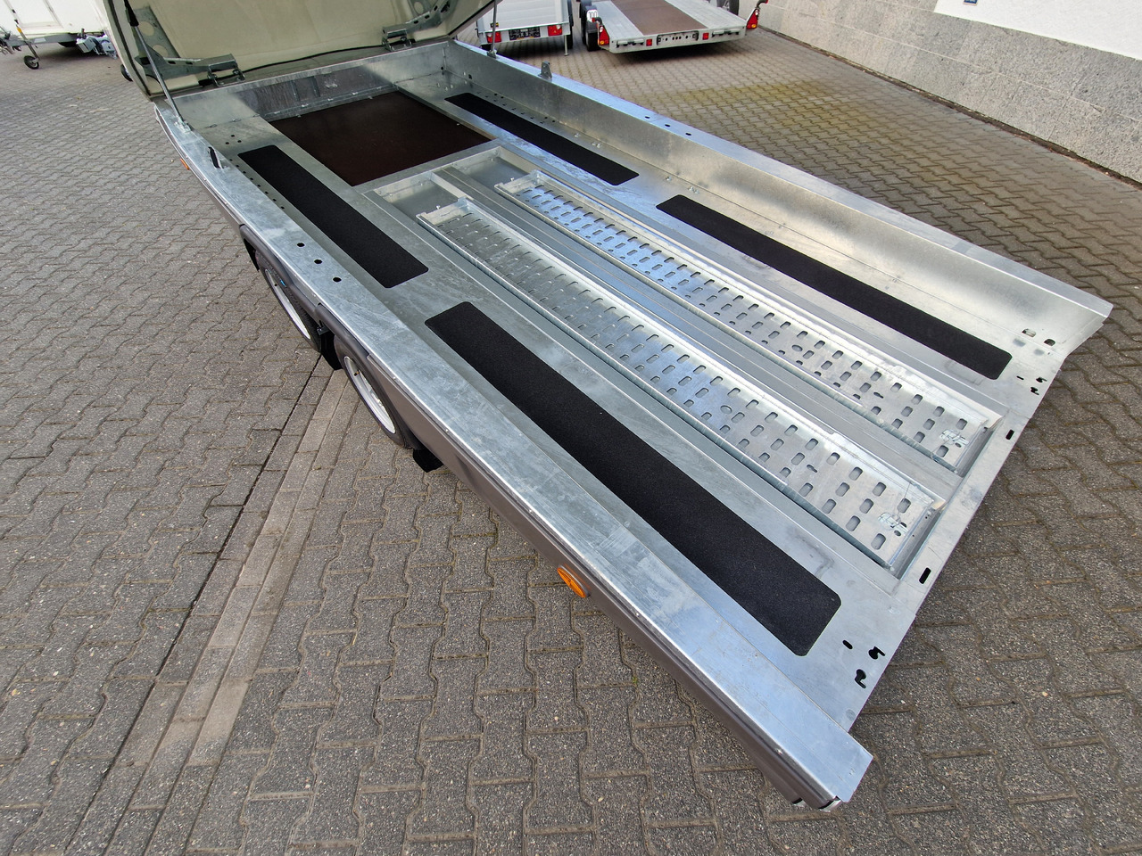 BJT Race Shuttle 2 Transporter 430x195x160cm ankippbar Winde 2600kg 100 km/H Modell 2024 - Autotransporter trailer: picture 3 BJT Race Shuttle 2 Transporter 430x195x160cm ankippbar Winde 2600kg 100 km/H Modell 2024 - Autotransporter trailer: picture 3