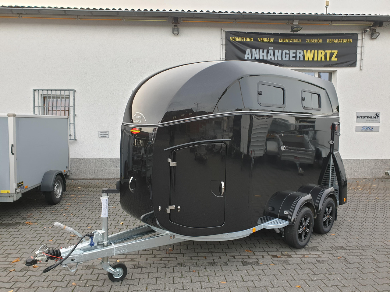 Böckmann Pferdeanhänger Grand Master SKA black Kamera Alufelgen WCF 100km/H 2700kg Modell 2024 - Horse trailer: picture 1 Böckmann Pferdeanhänger Grand Master SKA black Kamera Alufelgen WCF 100km/H 2700kg Modell 2024 - Horse trailer: picture 1
