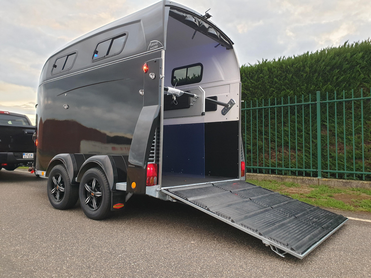 Böckmann Pferdeanhänger Grand Master SKA black Kamera Alufelgen WCF 100km/H 2700kg Modell 2024 - Horse trailer: picture 4 Böckmann Pferdeanhänger Grand Master SKA black Kamera Alufelgen WCF 100km/H 2700kg Modell 2024 - Horse trailer: picture 4