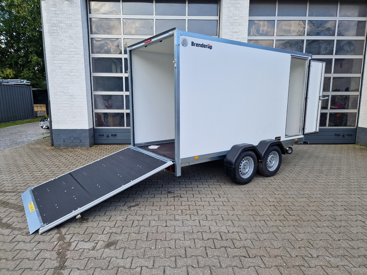Brenderup Cargo Dynamic CD350 TB R ST 350x155x185cm Heckrampe Seitentür Wabenwände (L) 2500kg - Motorcycle trailer: picture 1 Brenderup Cargo Dynamic CD350 TB R ST 350x155x185cm Heckrampe Seitentür Wabenwände (L) 2500kg - Motorcycle trailer: picture 1
