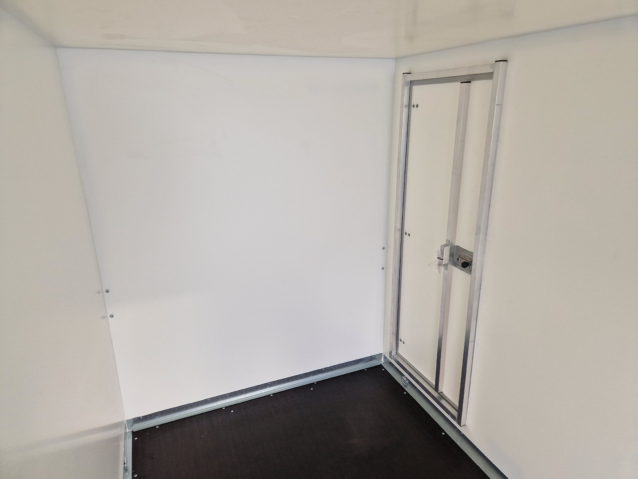 Brenderup Cargo Dynamic CD350 TB R ST 350x155x185cm Heckrampe Seitentür Wabenwände (L) 2500kg - Motorcycle trailer: picture 3 Brenderup Cargo Dynamic CD350 TB R ST 350x155x185cm Heckrampe Seitentür Wabenwände (L) 2500kg - Motorcycle trailer: picture 3