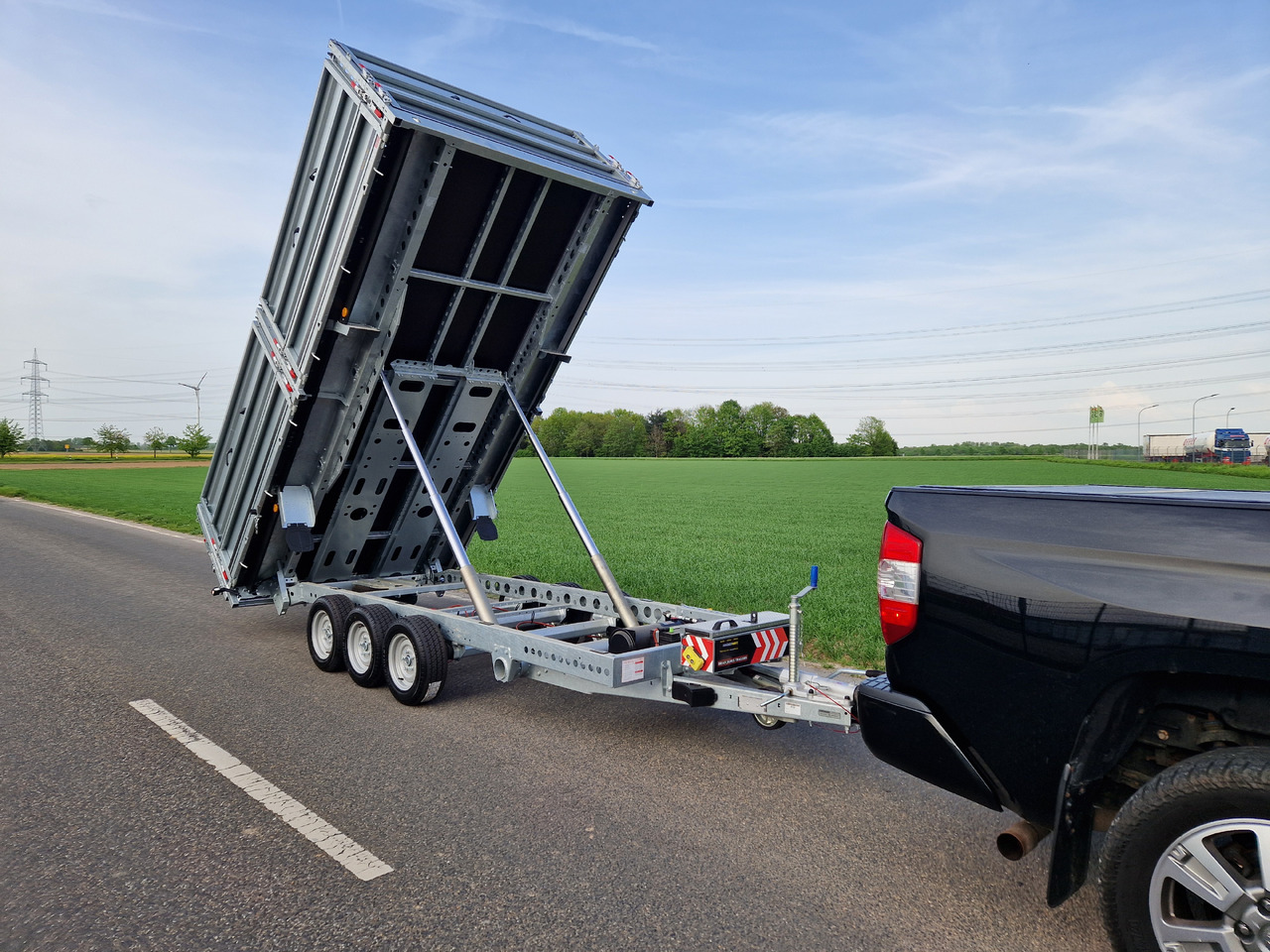 Brian James Trailer Tipper 400x200x100cm Aufsatz elektro blackline LED Tridem 3500kg Modell 24 - Tipper trailer: picture 4 Brian James Trailer Tipper 400x200x100cm Aufsatz elektro blackline LED Tridem 3500kg Modell 24 - Tipper trailer: picture 4