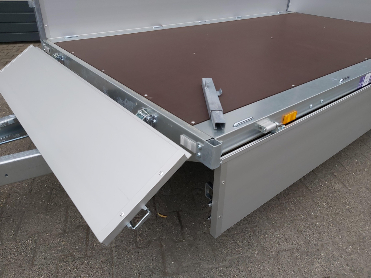 Hochlader light 2514 250x145x30cm Lfh: 56cm niedrig Fahrgestell 10" (S) 2000kg budget Aktion - Dropside/ Flatbed trailer: picture 4 Hochlader light 2514 250x145x30cm Lfh: 56cm niedrig Fahrgestell 10" (S) 2000kg budget Aktion - Dropside/ Flatbed trailer: picture 4