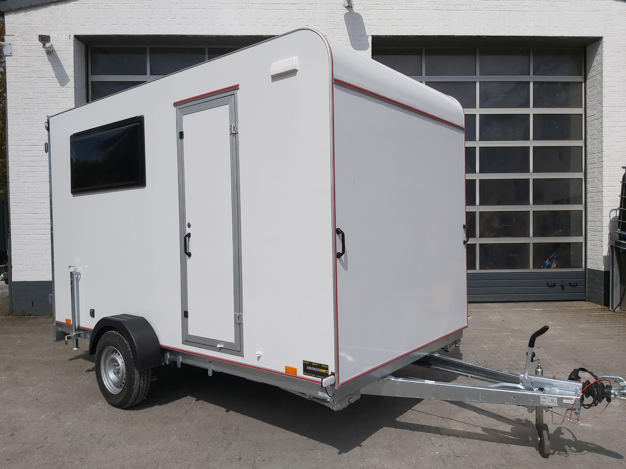 Koffer Sport Camp TFS 360.00 360x200x210cm aero Seitentür Fenster Bett (L) 1300kg 100km/H - Caravan: picture 1 Koffer Sport Camp TFS 360.00 360x200x210cm aero Seitentür Fenster Bett (L) 1300kg 100km/H - Caravan: picture 1