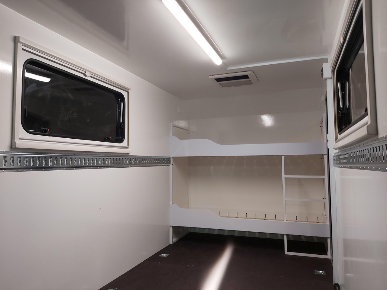 Caravan Koffer Sport Camp TFS 360.01 360x200x210cm aero Seitentür Heckrampe Fenster Bett (L) 100kmH 1300kg: picture 6
