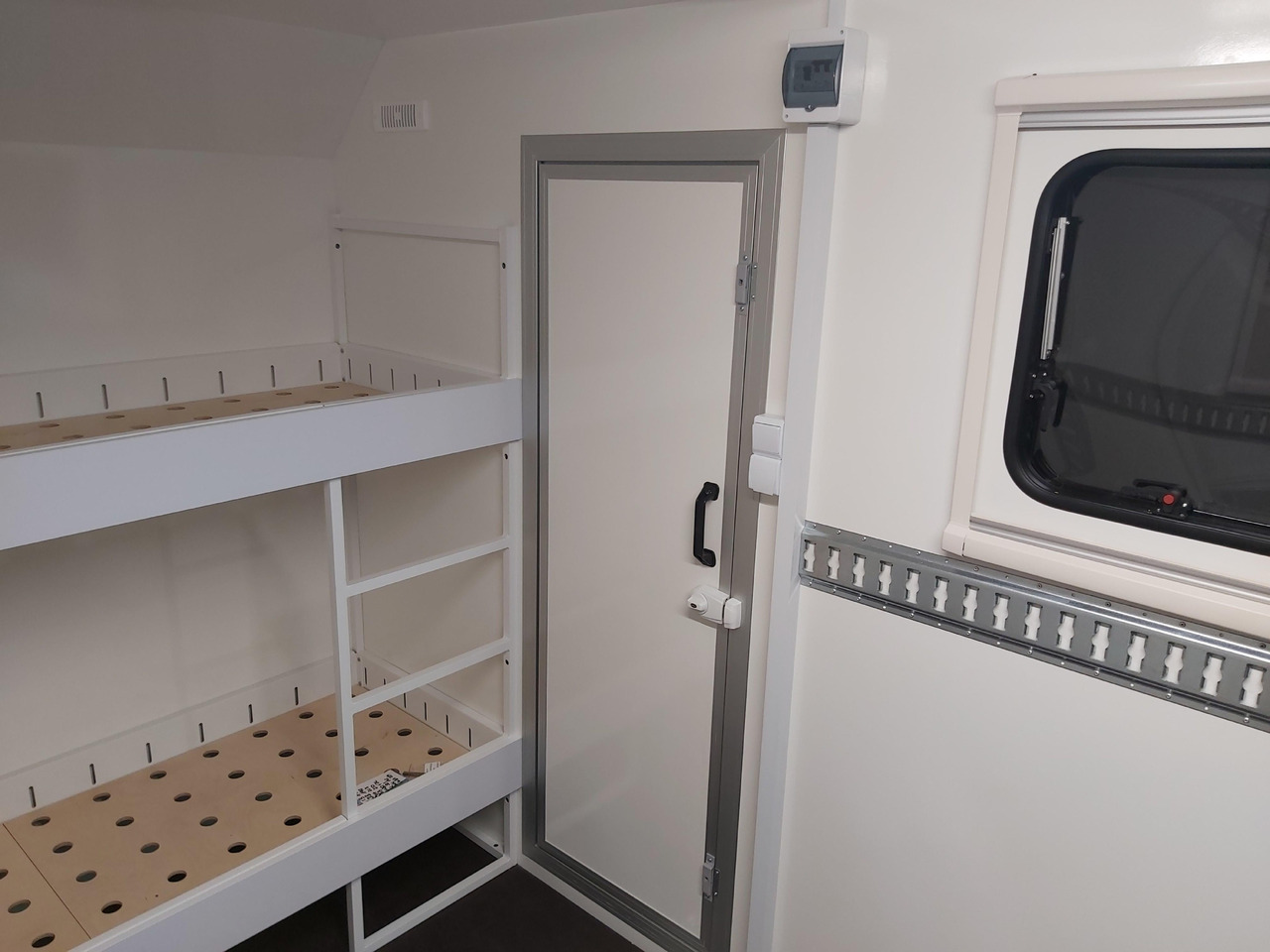 Caravan Koffer Sport Camp TFS 360.01 360x200x210cm aero Seitentür Heckrampe Fenster Bett (L) 100kmH 1300kg: picture 9