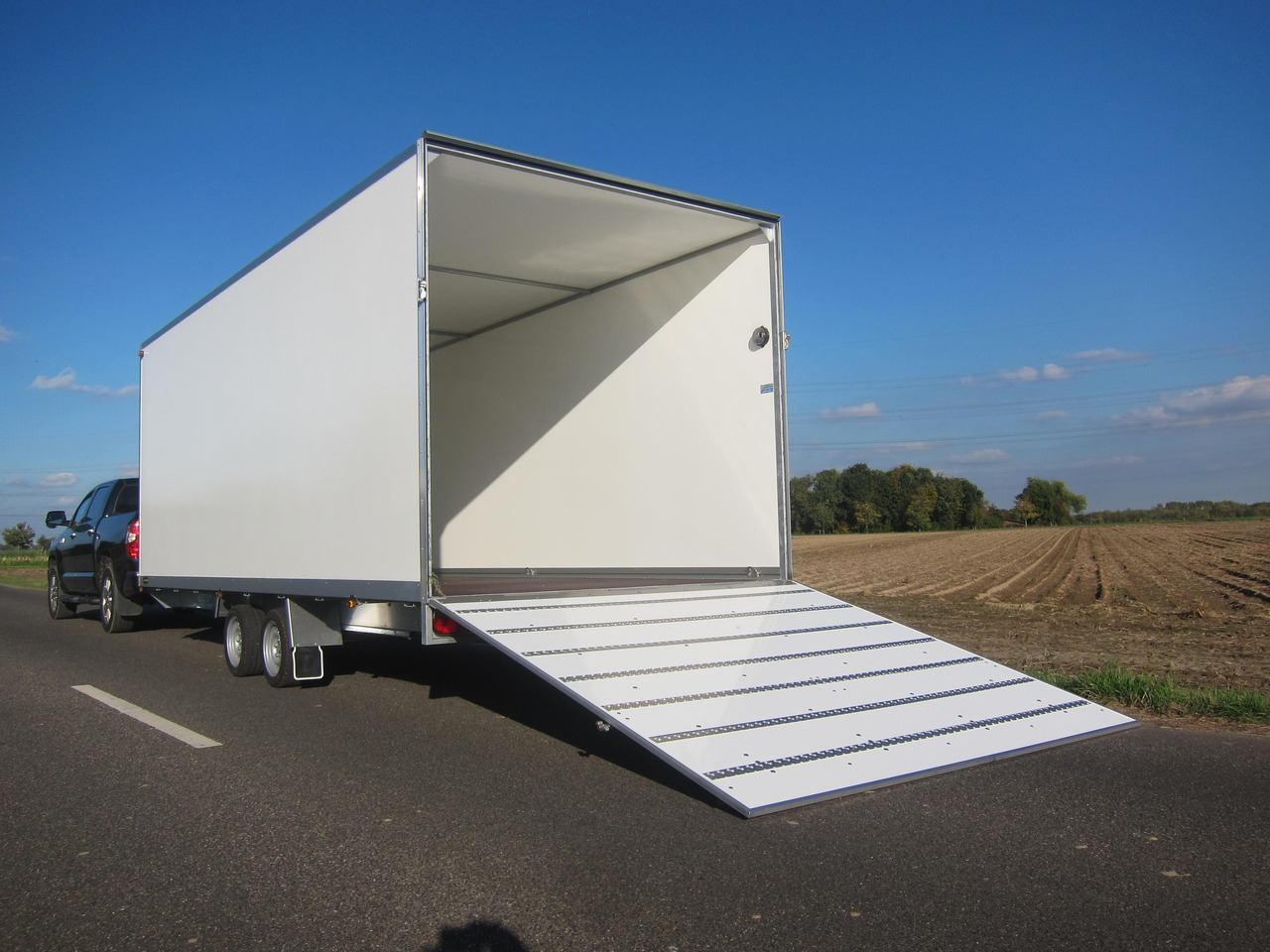 Kofferanhänger AZHLC 3560/244 S40 601x244x225cm Heckrampe 13" (XXXL) 3500kg - Closed box trailer: picture 1 Kofferanhänger AZHLC 3560/244 S40 601x244x225cm Heckrampe 13" (XXXL) 3500kg - Closed box trailer: picture 1