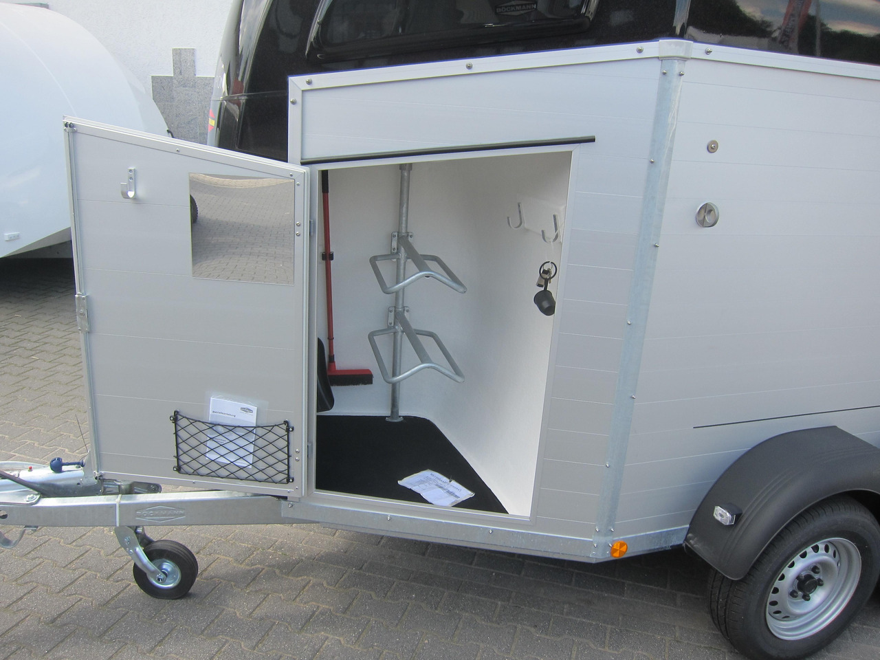 Pferdeanhänger Böckmann Champion R 165 Western Sattelkammer blackline 2400kg CFF 100 km/H Modell 22 - Horse trailer: picture 4 Pferdeanhänger Böckmann Champion R 165 Western Sattelkammer blackline 2400kg CFF 100 km/H Modell 22 - Horse trailer: picture 4