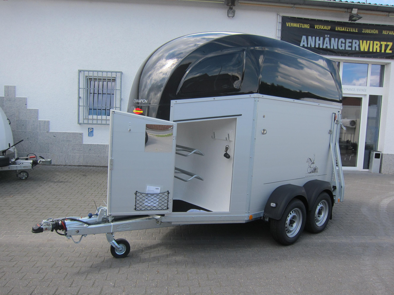 Pferdeanhänger Böckmann Champion R 165 Western Sattelkammer blackline 2400kg CFF 100 km/H Modell 22 - Horse trailer: picture 2 Pferdeanhänger Böckmann Champion R 165 Western Sattelkammer blackline 2400kg CFF 100 km/H Modell 22 - Horse trailer: picture 2