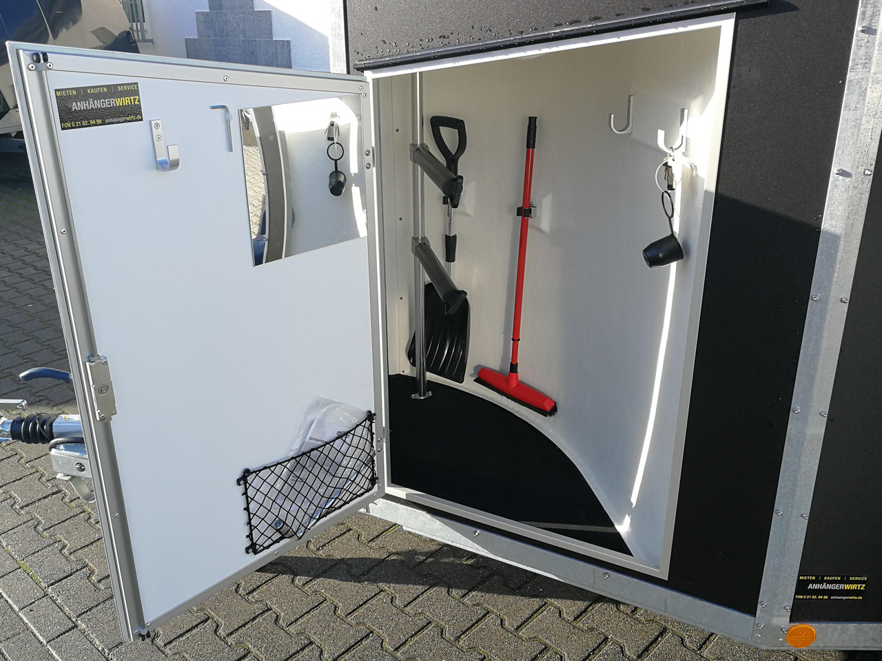 Pferdeanhänger Böckmann DUO Esprit silver black Sattelkammer Trittschutz Pack 2400kg 100km/H 2024 - Horse trailer: picture 5 Pferdeanhänger Böckmann DUO Esprit silver black Sattelkammer Trittschutz Pack 2400kg 100km/H 2024 - Horse trailer: picture 5