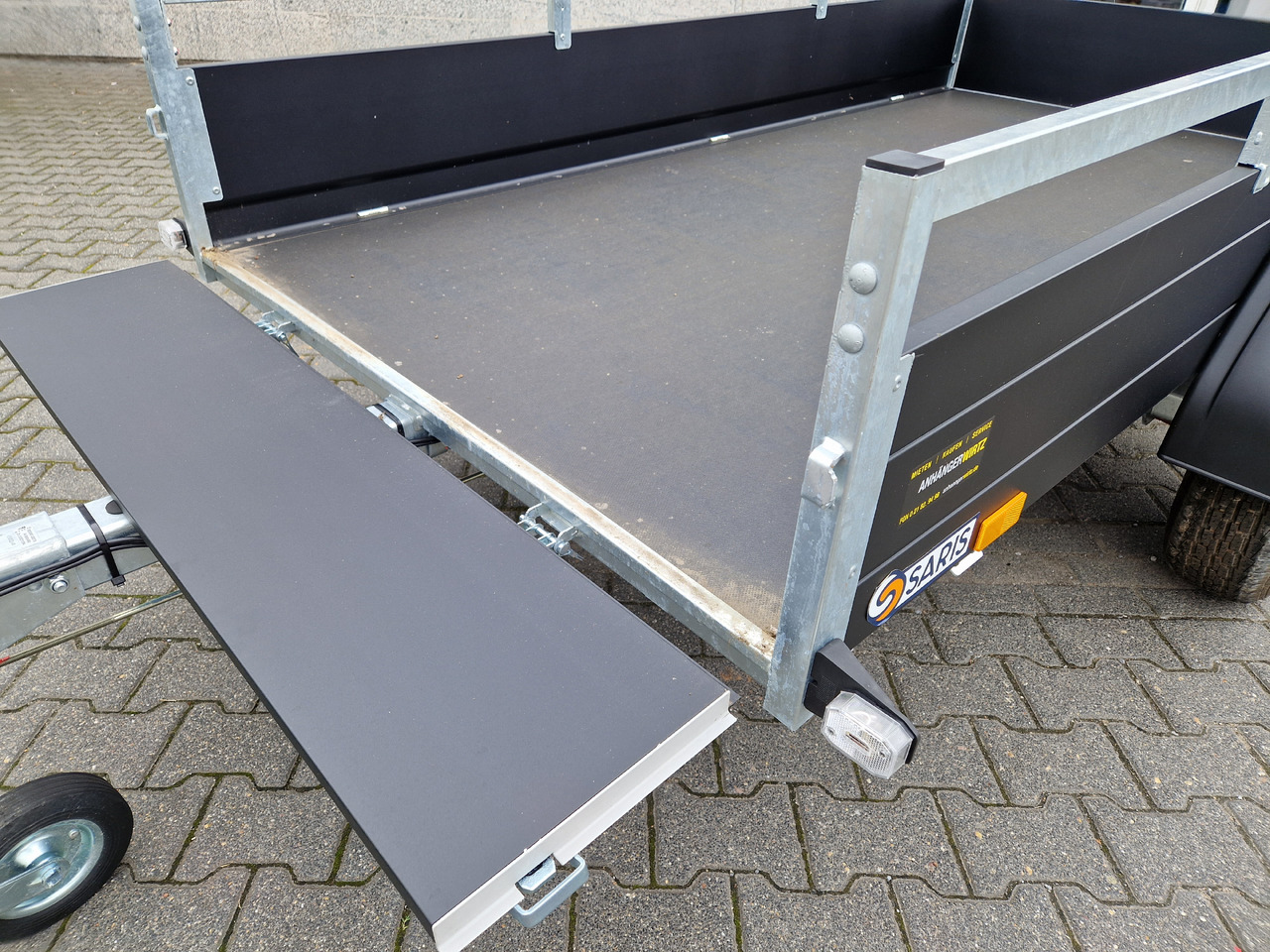 Saris Anhänger DV135 McAlu Pro MP 255x133x44cm black klappbare Vorderwand 1350kg - Car trailer: picture 4 Saris Anhänger DV135 McAlu Pro MP 255x133x44cm black klappbare Vorderwand 1350kg - Car trailer: picture 4