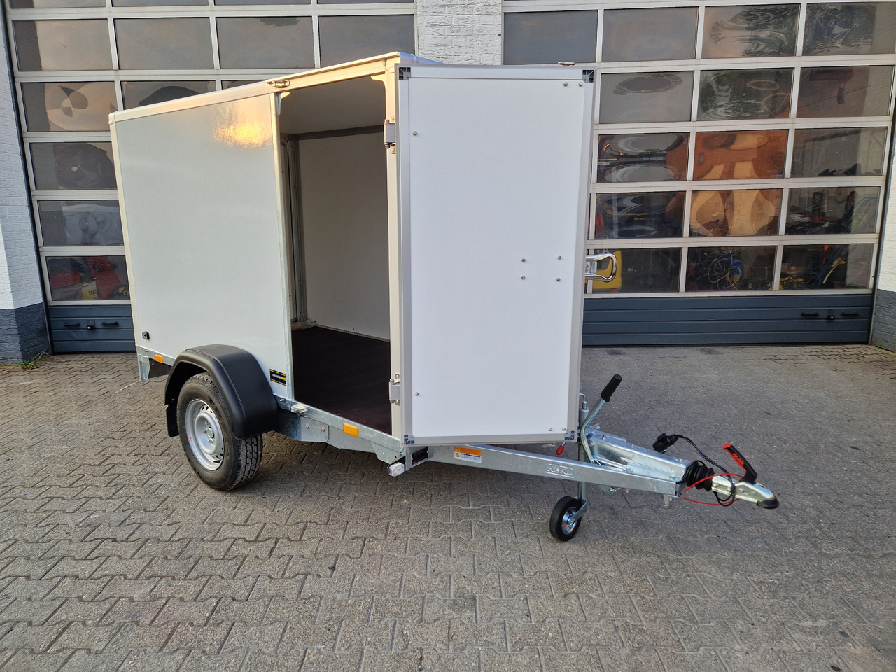 Saris Koffer GO 256 134 1350 1 GFK grau Seitentür (S) 1300kg Modell 2024 - Closed box trailer: picture 3 Saris Koffer GO 256 134 1350 1 GFK grau Seitentür (S) 1300kg Modell 2024 - Closed box trailer: picture 3