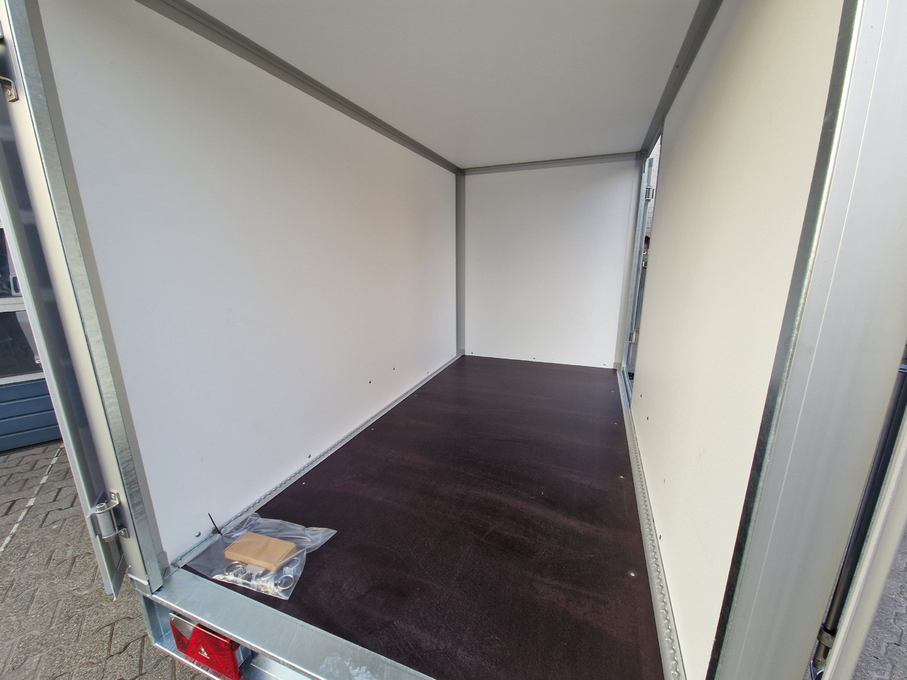 Saris Koffer GO 256 134 1350 1 GFK grau Seitentür (S) 1300kg Modell 2024 - Closed box trailer: picture 5 Saris Koffer GO 256 134 1350 1 GFK grau Seitentür (S) 1300kg Modell 2024 - Closed box trailer: picture 5