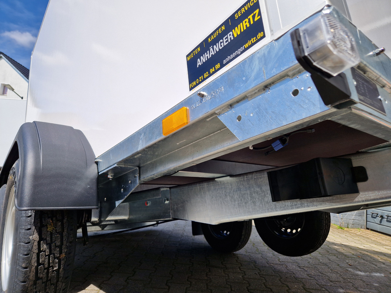 Closed box trailer Saris Koffer GO 306 154 180 2700 2 306x154x180cm GFK weiß Auffahrklappe (M) 2700kg Modell 2025: picture 11