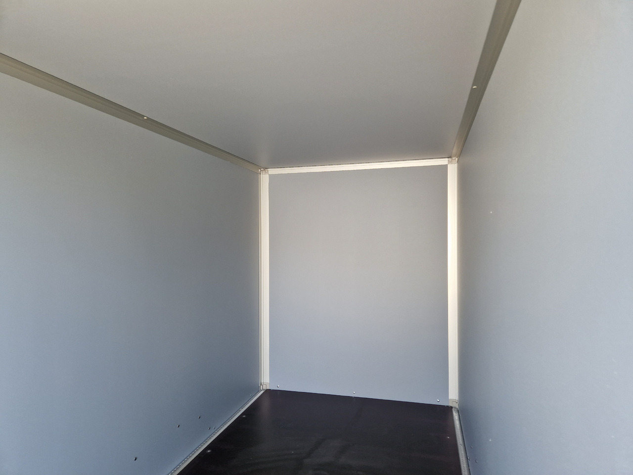 Closed box trailer Saris Koffer GO 306 154 180 2700 2 306x154x180cm GFK weiß Auffahrklappe (M) 2700kg Modell 2025: picture 8