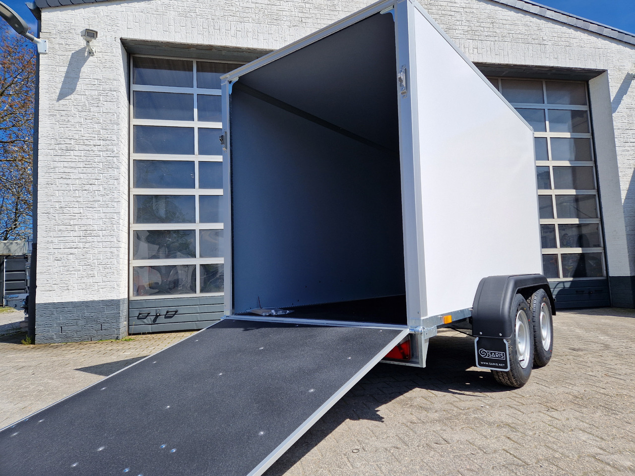 Closed box trailer Saris Koffer GO 306 154 180 2700 2 306x154x180cm GFK weiß Auffahrklappe (M) 2700kg Modell 2025: picture 12