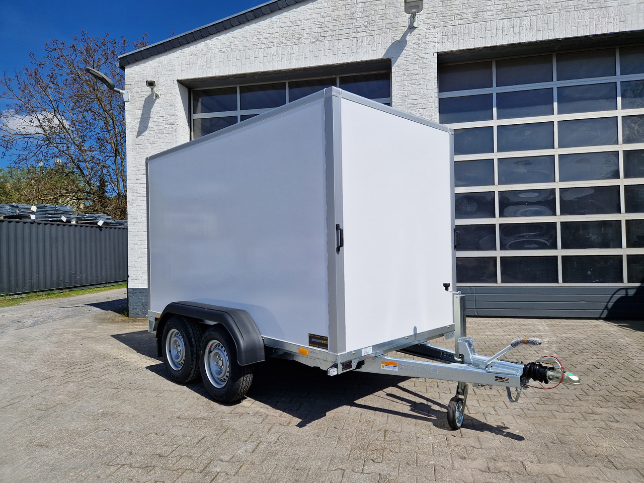 Closed box trailer Saris Koffer GO 306 154 180 2700 2 306x154x180cm GFK weiß Auffahrklappe (M) 2700kg Modell 2025: picture 10