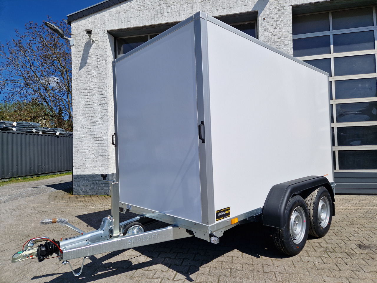 Closed box trailer Saris Koffer GO 306 154 180 2700 2 306x154x180cm GFK weiß Auffahrklappe (M) 2700kg Modell 2025: picture 9