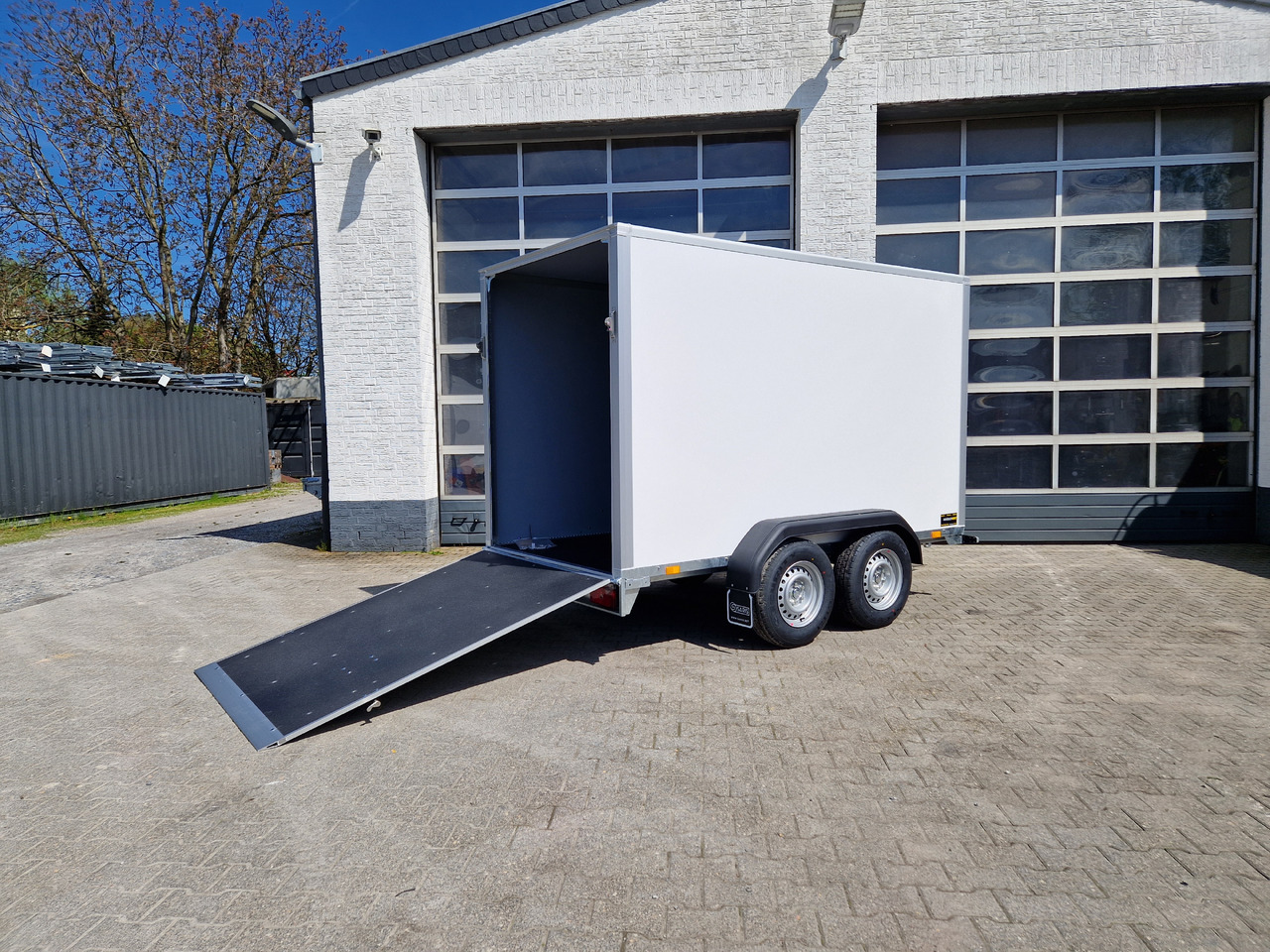Closed box trailer Saris Koffer GO 306 154 180 2700 2 306x154x180cm GFK weiß Auffahrklappe (M) 2700kg Modell 2025: picture 7