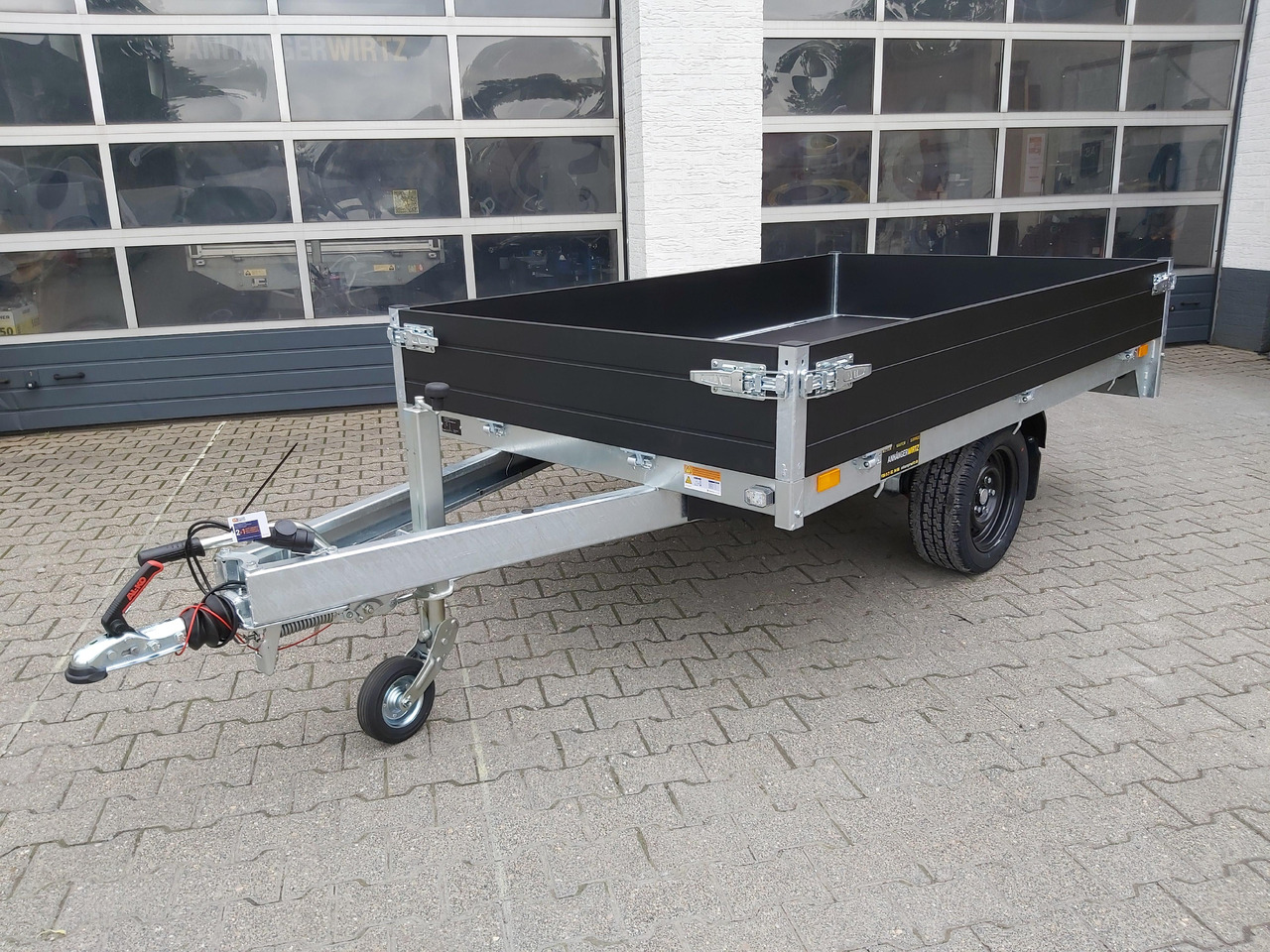 Saris PL 256 150 1500 1 256x150x30cm black Edition LED Beleuchtung 13" 1500kg Online - Dropside/ Flatbed trailer: picture 1 Saris PL 256 150 1500 1 256x150x30cm black Edition LED Beleuchtung 13" 1500kg Online - Dropside/ Flatbed trailer: picture 1