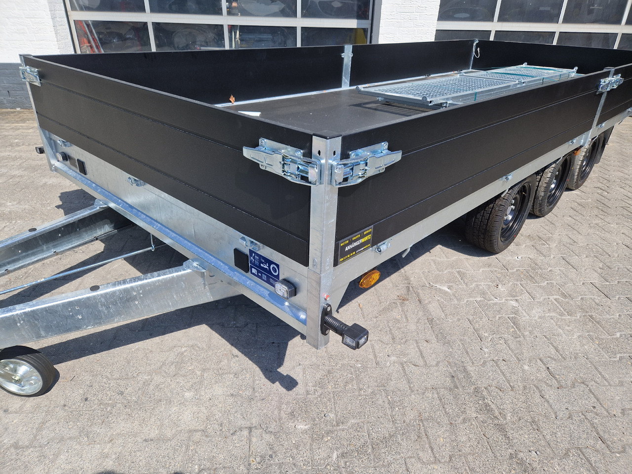 Saris PL HD 506 204 3500 3 506x204x35cm heavy duty black LED Licht Tridem (XXL) 3500kg - Dropside/ Flatbed trailer: picture 3 Saris PL HD 506 204 3500 3 506x204x35cm heavy duty black LED Licht Tridem (XXL) 3500kg - Dropside/ Flatbed trailer: picture 3
