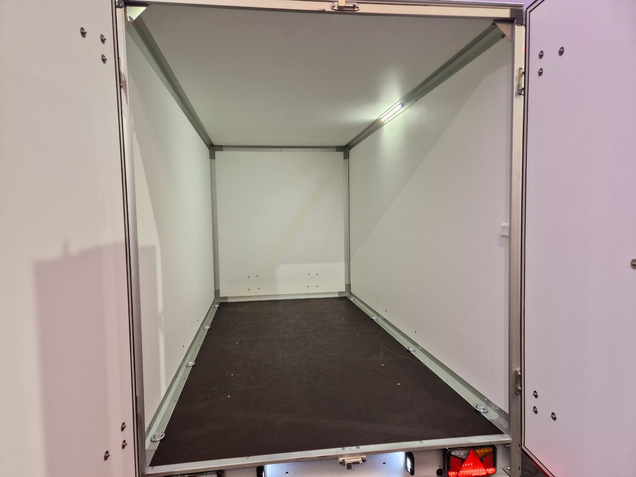 Closed box trailer Variant 2517 C4 Edition black 346x168x188cm Alufelgen 2500kg 100 km/H: picture 6