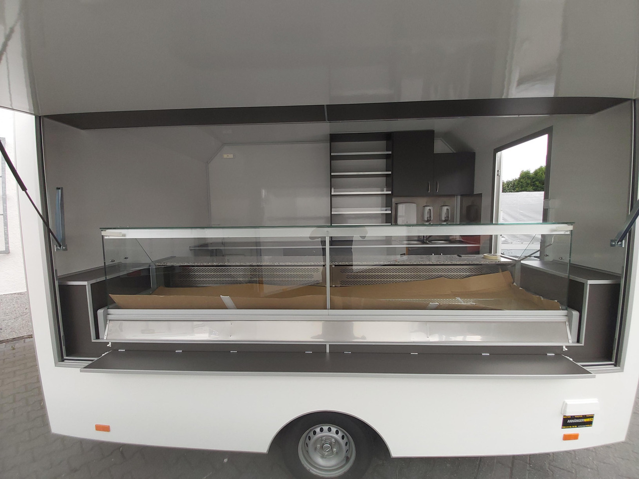 Verkaufsanhänger VK P 360 220 aero 360cm 300cm Kühltheke Ausstattung Verkaufklappe Profi (L) 1300kg - Vending trailer: picture 4 Verkaufsanhänger VK P 360 220 aero 360cm 300cm Kühltheke Ausstattung Verkaufklappe Profi (L) 1300kg - Vending trailer: picture 4