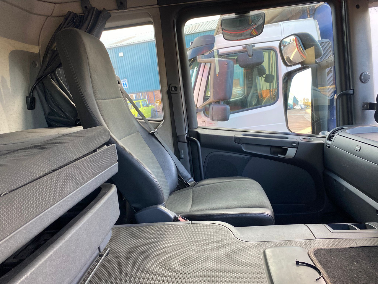 Scania P280 6x2 Curtain side - Curtainsider truck: picture 5 Scania P280 6x2 Curtain side - Curtainsider truck: picture 5