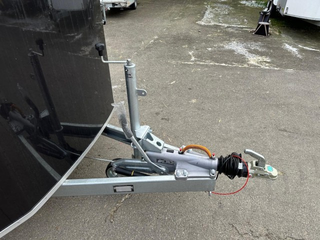 Cheval Liberte Debon Roadster 900 Alu + Türe 3500 kg, 100 km/h, 495x202x202cm - Closed box trailer: picture 2 Cheval Liberte Debon Roadster 900 Alu + Türe 3500 kg, 100 km/h, 495x202x202cm - Closed box trailer: picture 2