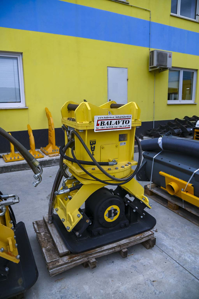 Plate compactor VIBROBAT 06 with rotator - Attachment for Excavator: picture 3 Plate compactor VIBROBAT 06 with rotator - Attachment for Excavator: picture 3