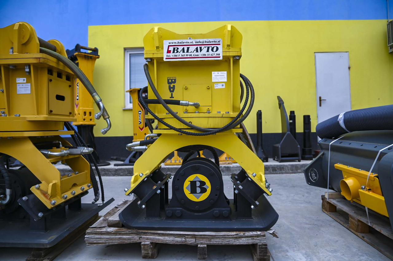 Plate compactor VIBROBAT 06 with rotator - Attachment for Excavator: picture 1 Plate compactor VIBROBAT 06 with rotator - Attachment for Excavator: picture 1