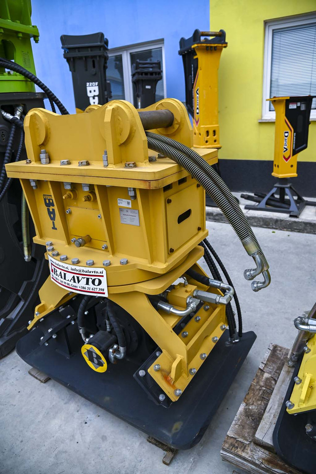 Plate compactor VIBROBAT 08 with rotator - Attachment for Excavator: picture 4 Plate compactor VIBROBAT 08 with rotator - Attachment for Excavator: picture 4
