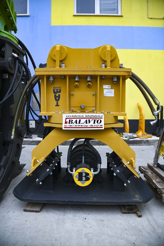Plate compactor VIBROBAT 08 with rotator - Attachment for Excavator: picture 1 Plate compactor VIBROBAT 08 with rotator - Attachment for Excavator: picture 1