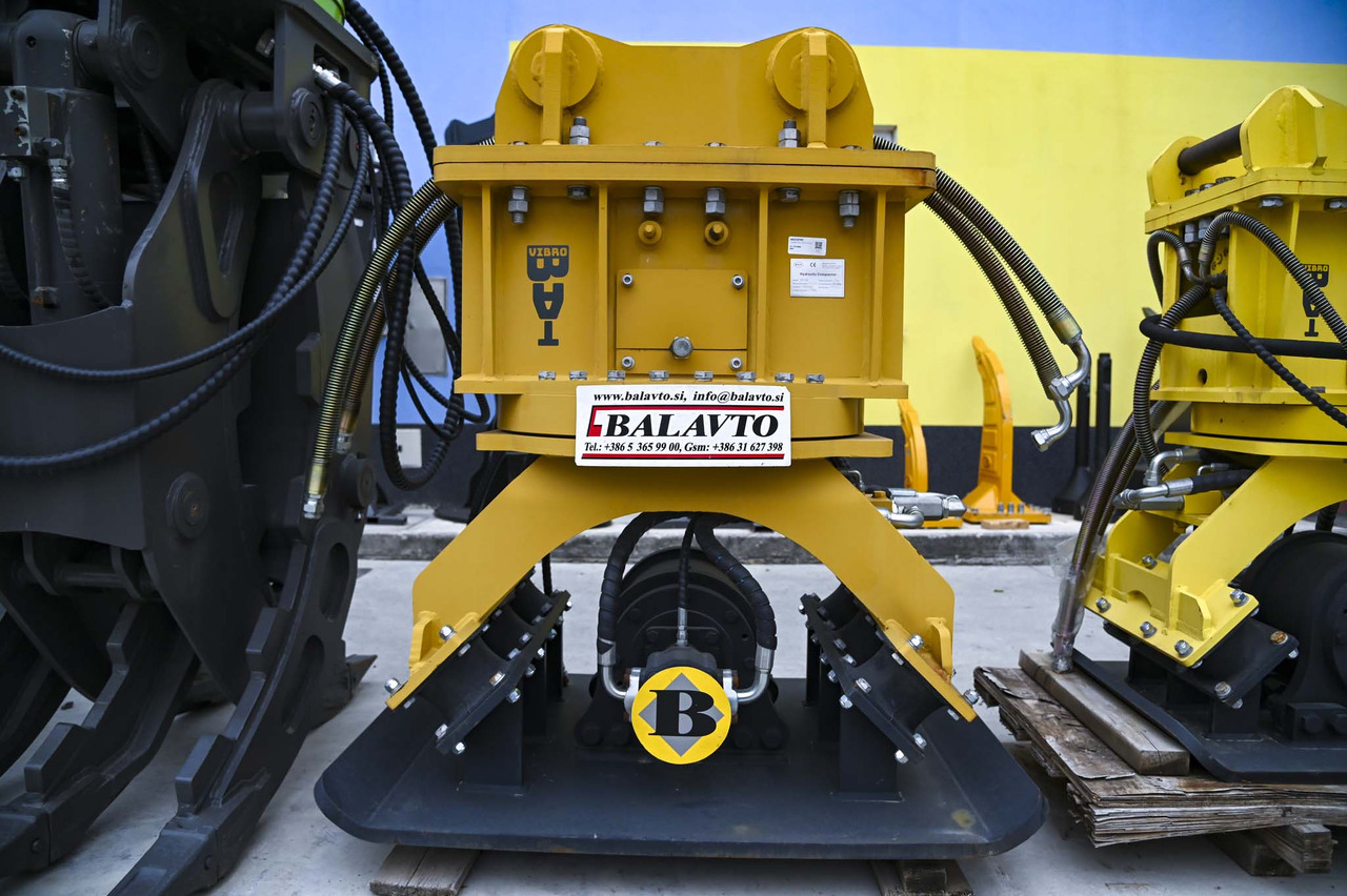 Plate compactor VIBROBAT 08 with rotator - Attachment for Excavator: picture 2 Plate compactor VIBROBAT 08 with rotator - Attachment for Excavator: picture 2