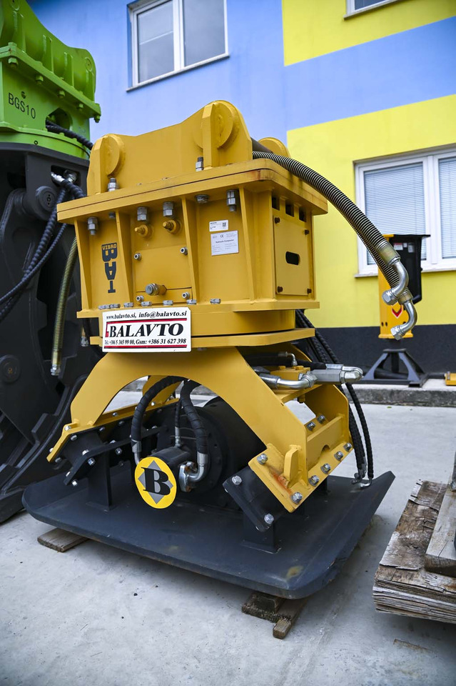 Plate compactor VIBROBAT 08 with rotator - Attachment for Excavator: picture 3 Plate compactor VIBROBAT 08 with rotator - Attachment for Excavator: picture 3