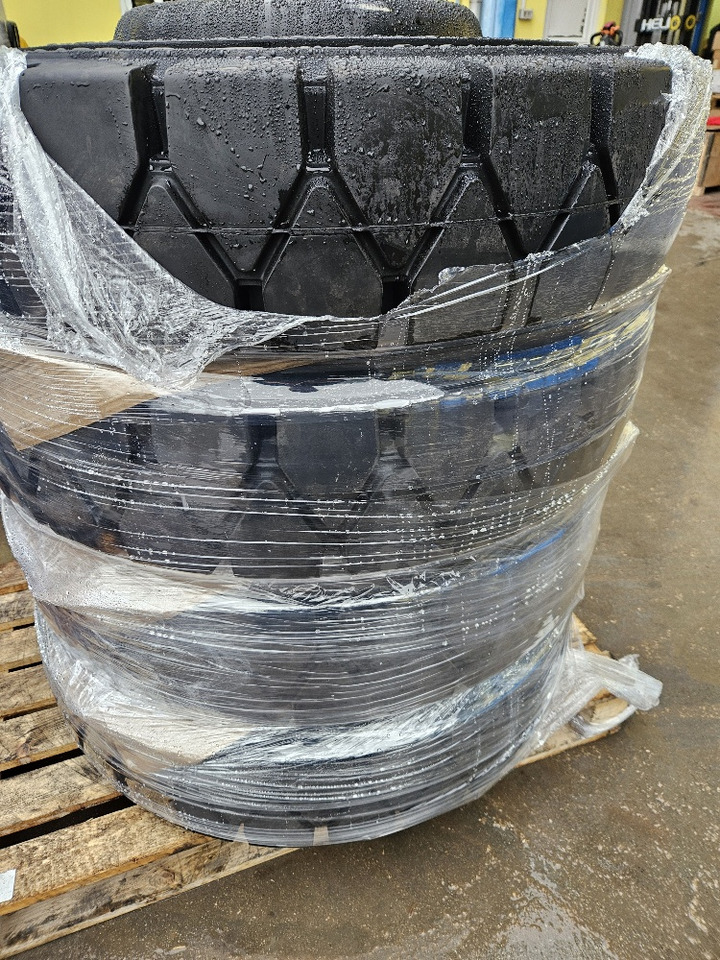SOLID tires - Wheel and tire package for Wheel excavator: picture 3 SOLID tires - Wheel and tire package for Wheel excavator: picture 3