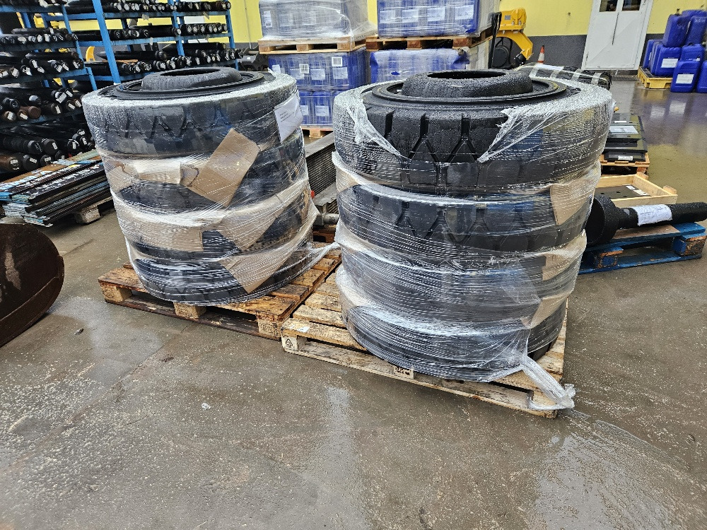 SOLID tires - Wheel and tire package for Wheel excavator: picture 1 SOLID tires - Wheel and tire package for Wheel excavator: picture 1