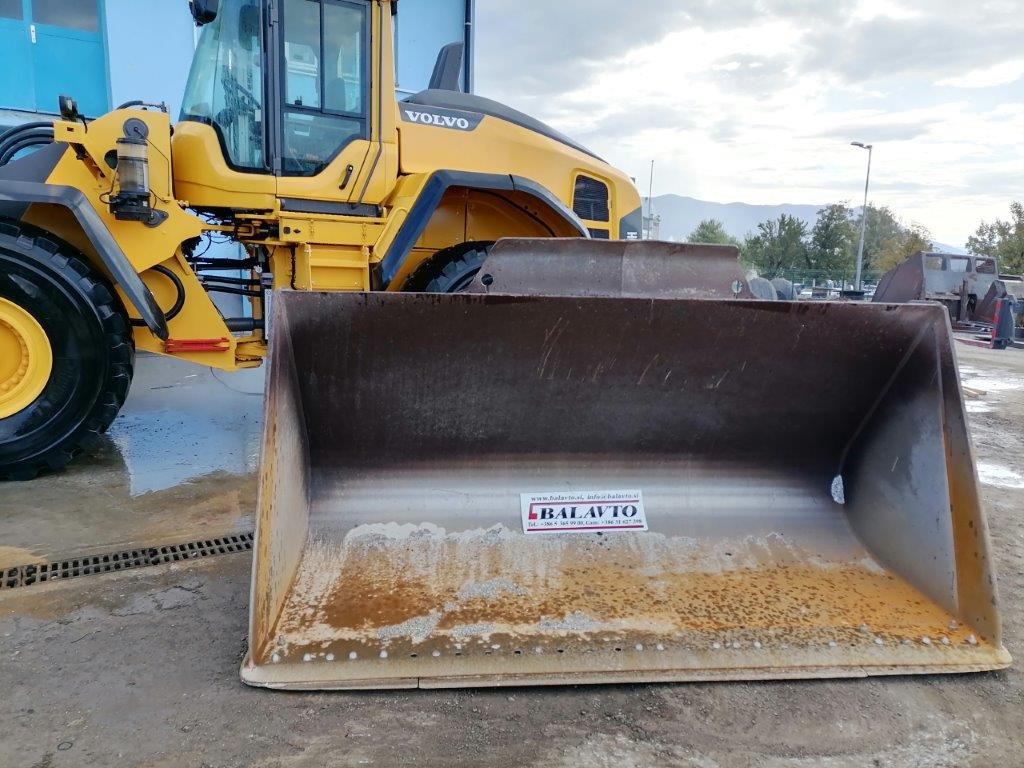 VOLVO loader bucket 2800 mm - Loader bucket for Wheel loader: picture 1 VOLVO loader bucket 2800 mm - Loader bucket for Wheel loader: picture 1